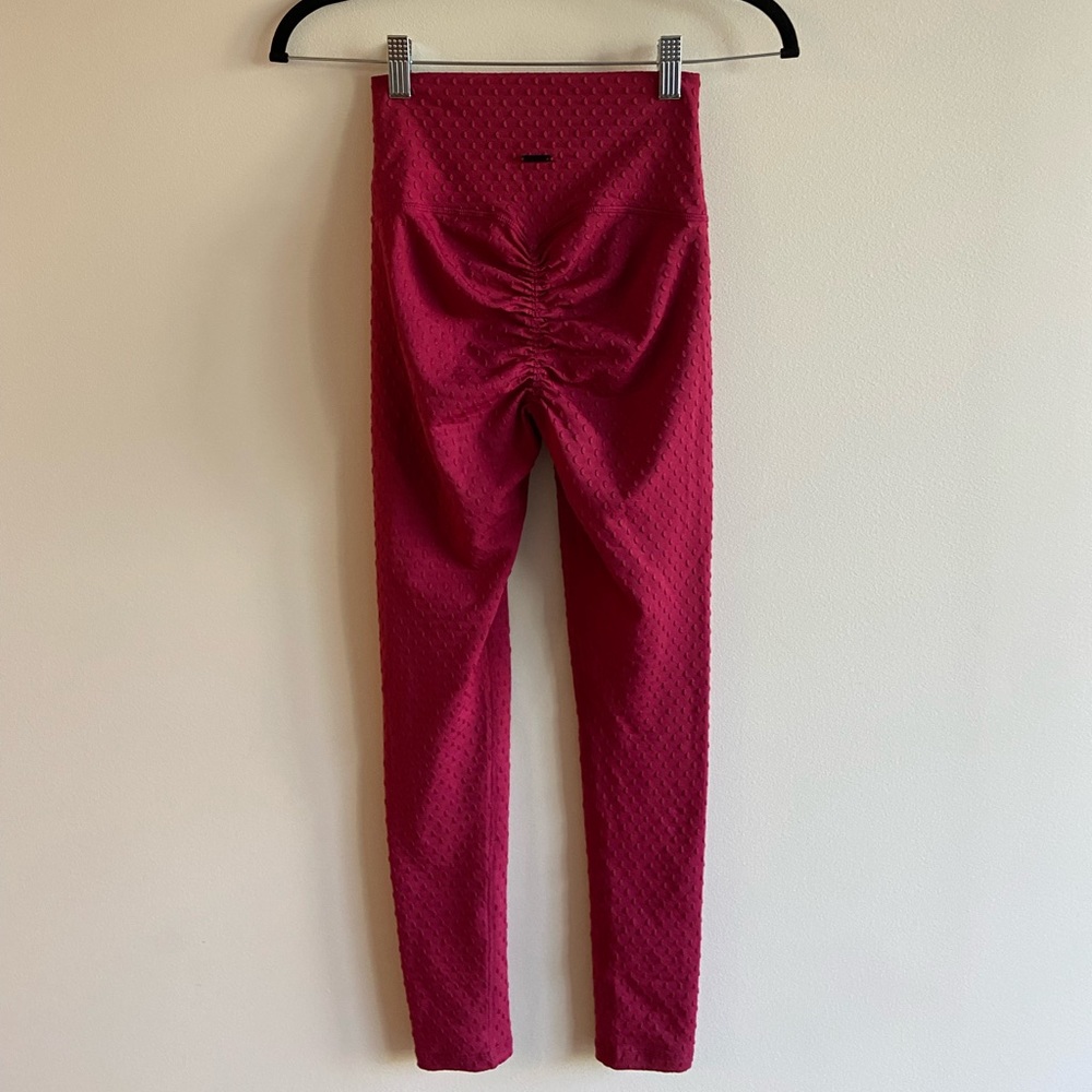 Echt raspberry high rise textured legging size xs, scrunch booty, good condition